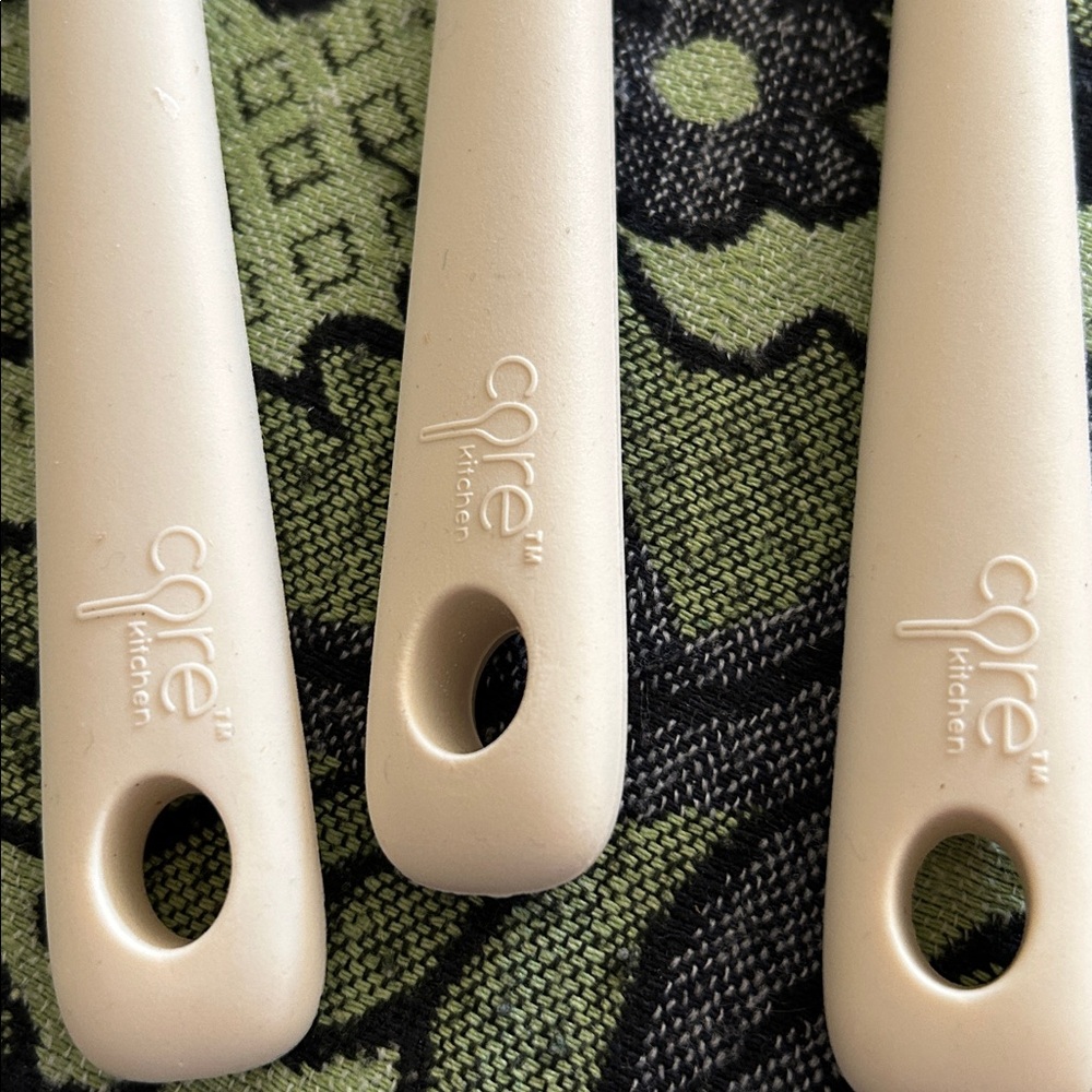 Beige Kitchen Utensil Set - Picture 2 of 3
